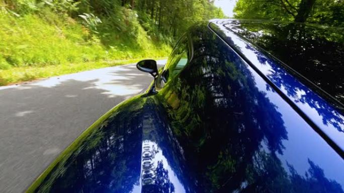 跑车在风景秀丽的乡村道路上行驶