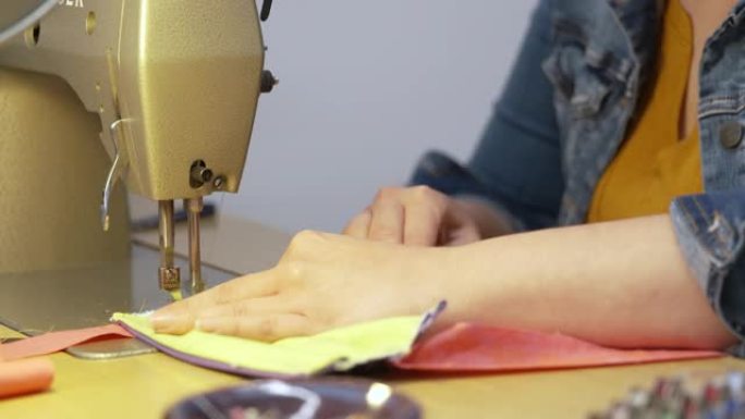 妇女在缝纫机上缝制防护口罩