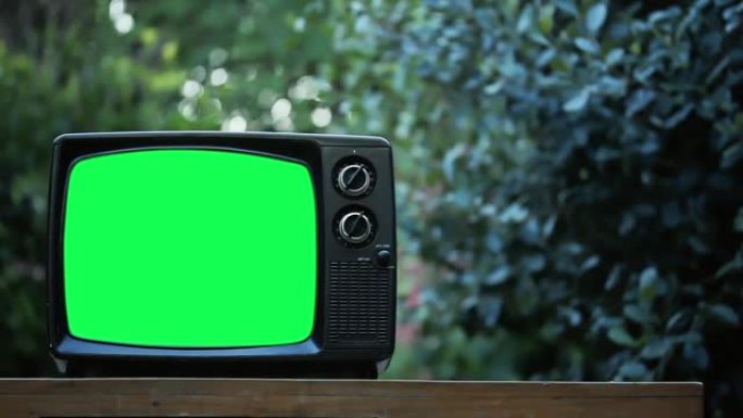 户外绿屏旧电视机。