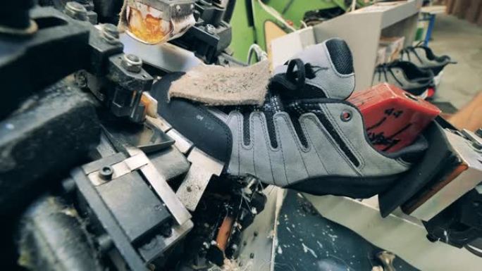 工厂工人使用机器塑造鞋子