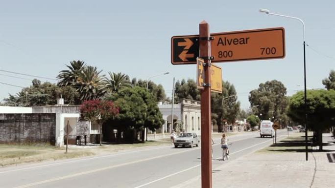 阿根廷布宜诺斯艾利斯省一个小镇的路标。