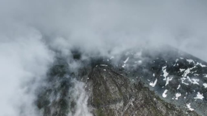 群山被云覆盖雪林雪景冰天湖泊