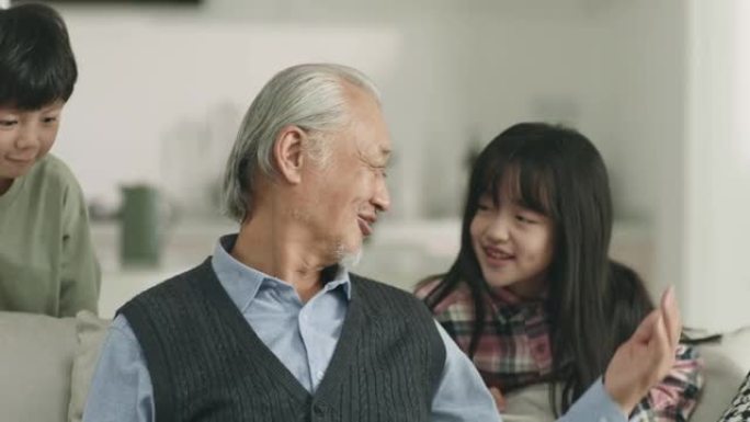 亚洲孙子和爷爷在家玩耍