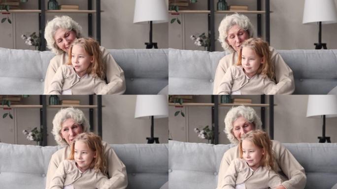 深情成熟的老奶奶听小学龄前儿童。