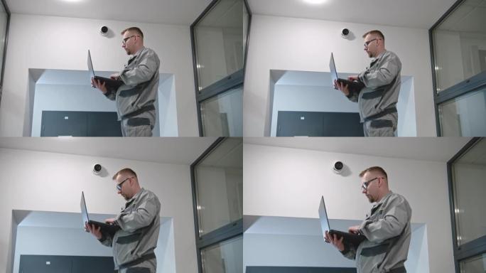 戴眼镜的人在计算机程序中检查闭路电视摄像机