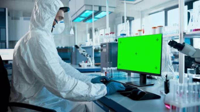 先进的实验室: 医学科学家穿着无菌工作服，面罩和面罩在绿色色度键屏幕上工作计算机开发疫苗，药物和抗生