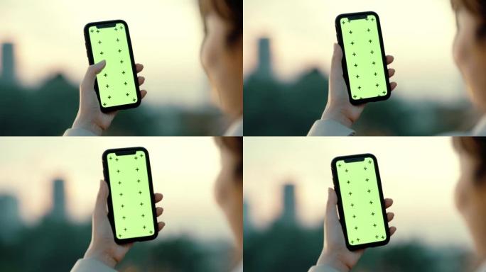 亚洲女人滚动手机。