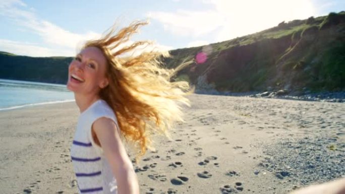 4k视频片段，一名年轻女子将男友带到海滩
