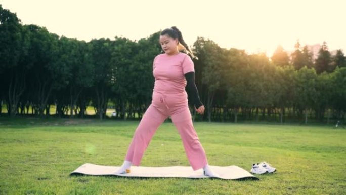 女人在公园里热身户外瑜伽健身房健康体育运