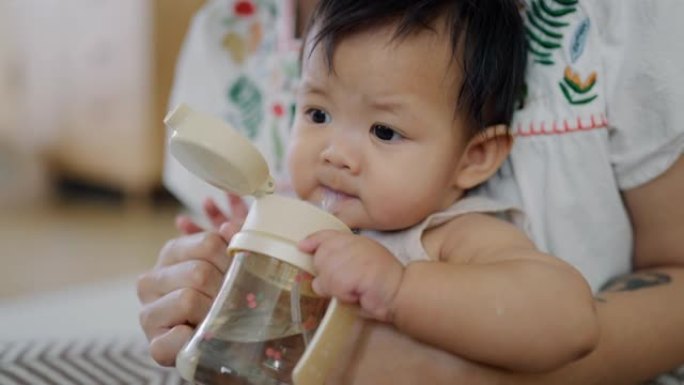 婴儿饮用水。展示小宝宝饮水喝水