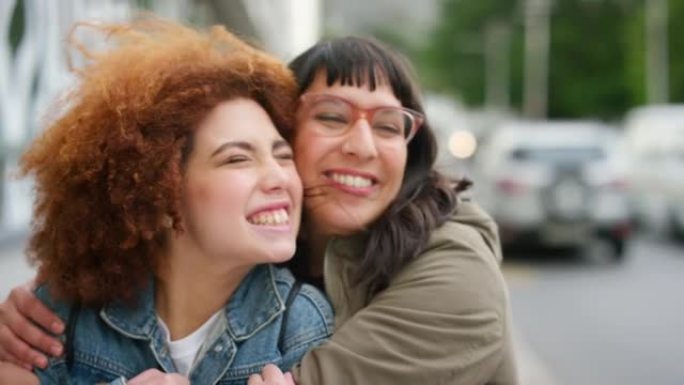 在城市外面拥抱和亲吻的快乐朋友的肖像。多样化的女性互相拥抱，在城市里共度一天，享受着庆祝大流行结束的