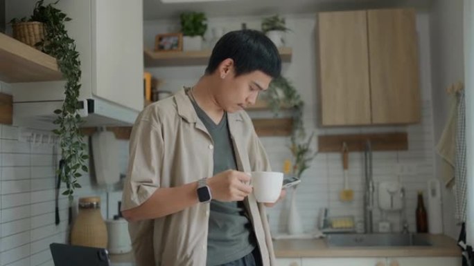 残疾男子手持智能手机上班前喝咖啡