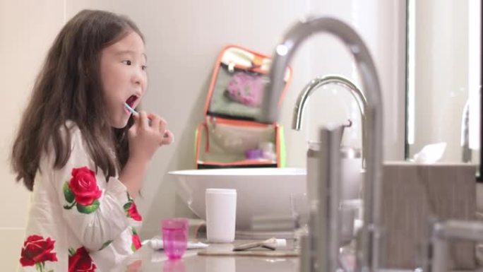 亚洲美少女早上上学前刷牙