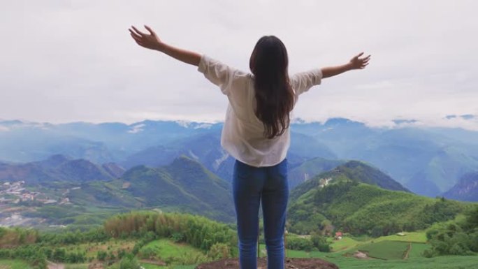 女旅人站在山顶