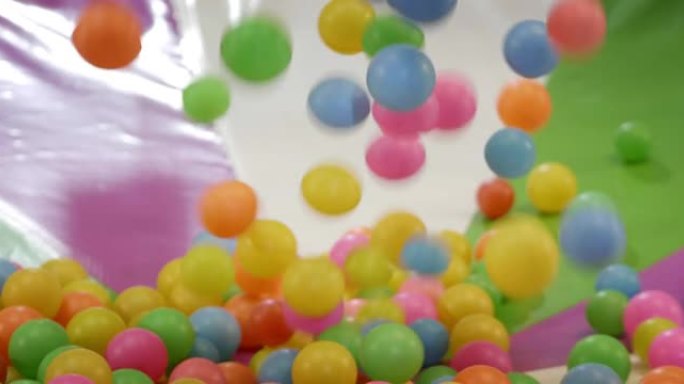 露娜公园许多彩球落在彩布上的肖像。概念: 幸福、自由、乐趣、家庭
