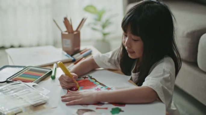 女孩在客厅的桌子上选择铅笔和做作业