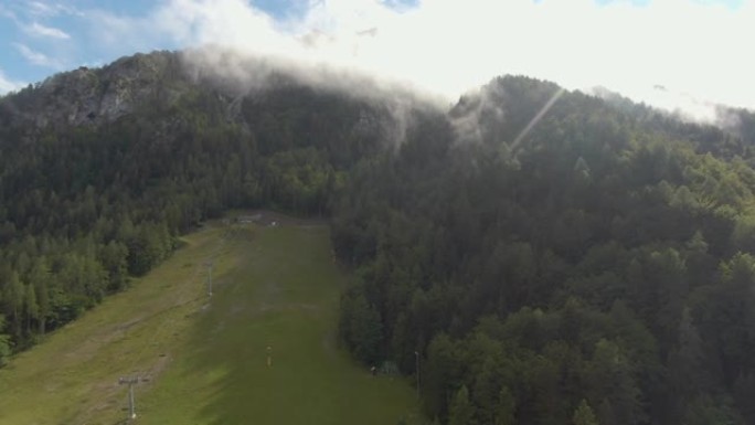 空中: 随着薄雾从森林中升起，飞越Kranjska Gora的空滑雪场