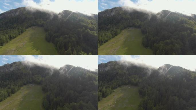 空中: 随着薄雾从森林中升起，飞越Kranjska Gora的空滑雪场