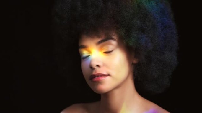 彩虹之光在黑人女性模型与美容化妆品护肤发光和裸体面部棱镜化妆教程。快乐多彩的创意非洲女孩化妆师在黑暗