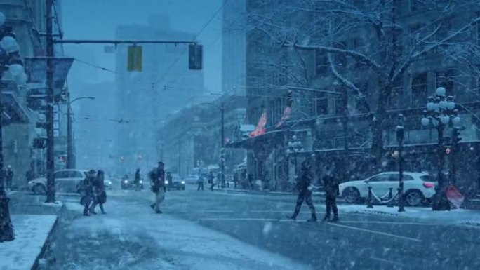 暴风雪中的城市，傍晚有汽车和人