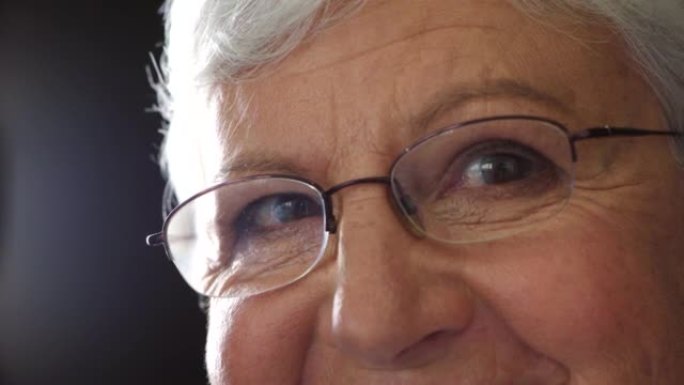 一位对人类充满希望的高级女性的肖像。奶奶的特写镜头，戴着老花镜进行视力矫正。一位聪明的女士的脸和眼睛