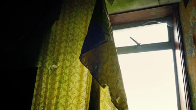 用窗户旁边的旧窗帘撞倒房子