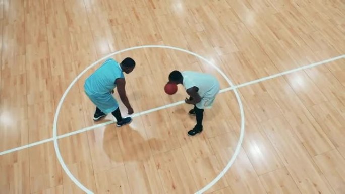 健身房有两名非洲民族篮球运动员练习