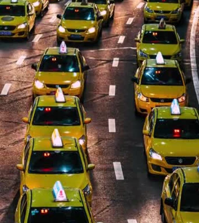 T/L TU晚上在机场出口繁忙的黄色出租车排队