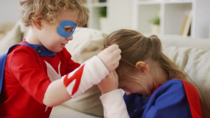 男孩帮助姐姐戴上超级英雄面具
