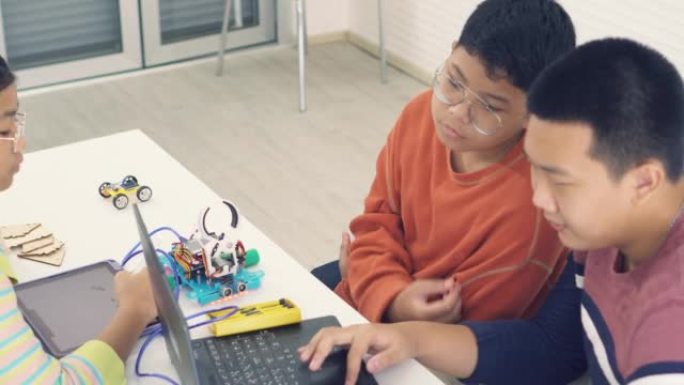 学生和朋友在教室里学习机器人技术