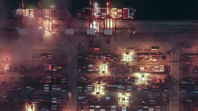 T/L PAN繁忙的工业港口，带集装箱船，黄昏到夜晚过渡