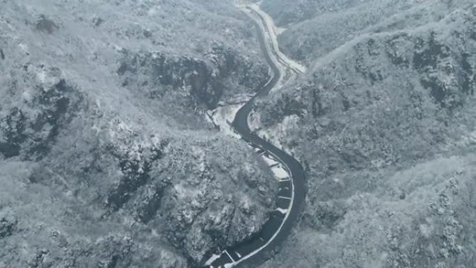 带雪的山路鸟瞰图视频素材冰冷冬季雪景覆盖