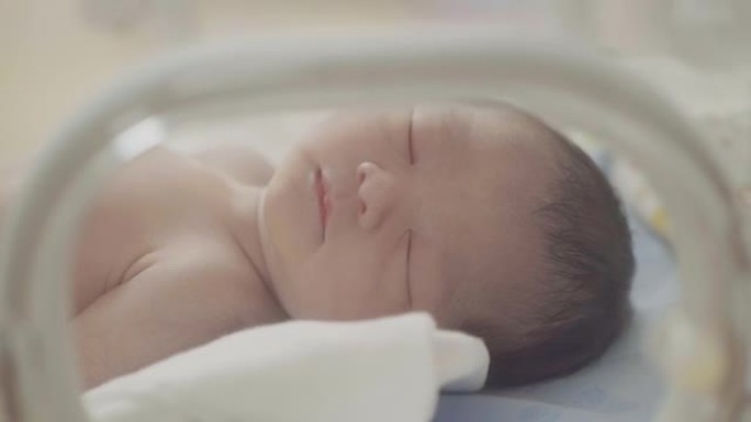 医院婴儿床中的新生婴儿