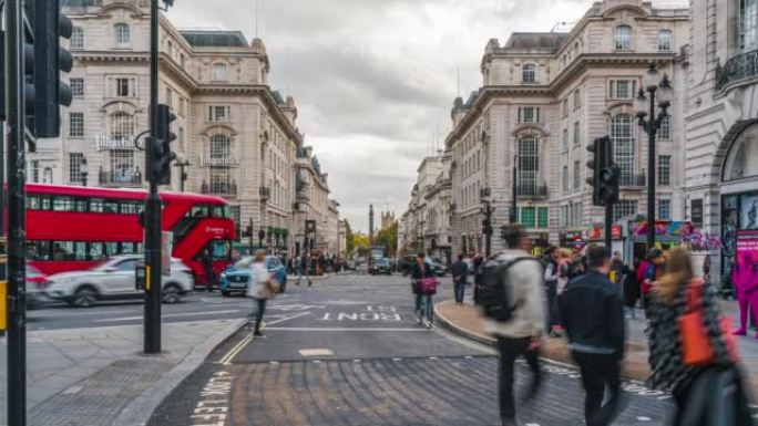 英国伦敦市中心皮卡迪利广场地区的人群步行和游客步行和观光的时间流逝