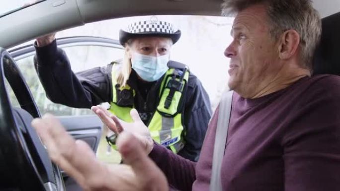 愤怒的男司机因驾驶违法行为被戴口罩的女交通警察拦下