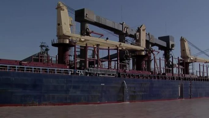 阿根廷巴拉那河罗萨里奥谷物港的谷物散货船。