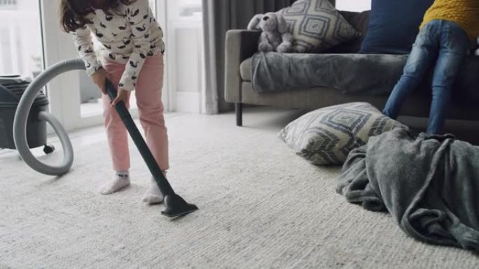 两个小女孩在家一起打扫休息室的4k视频片段