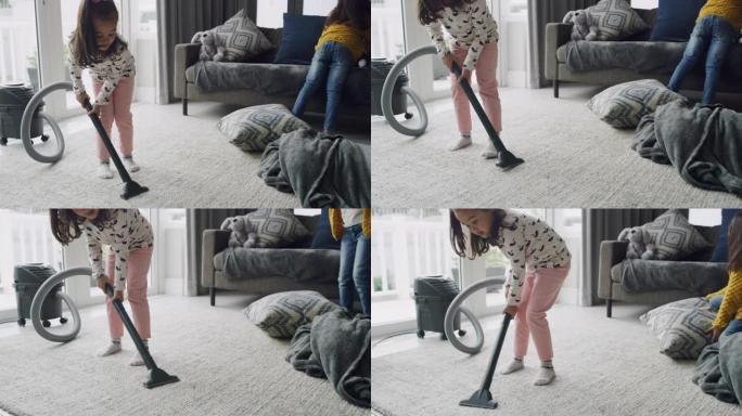 两个小女孩在家一起打扫休息室的4k视频片段