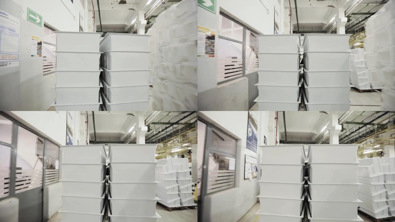 冰箱工厂装配线工人移动橱柜。