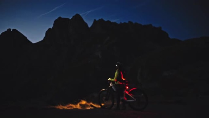 骑山地自行车的人看着风景秀丽的日出山景