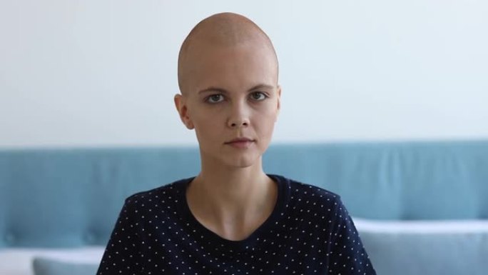 年轻的秃头女人充满了对抗癌症的内在力量。