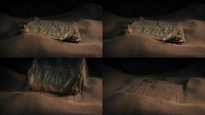 古代亚洲羊皮纸从沙滩上捡起来