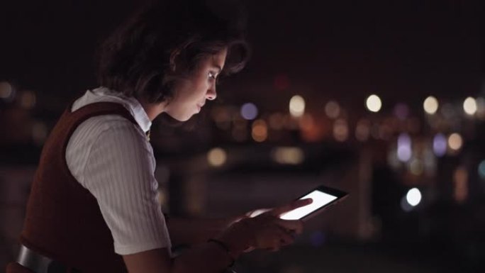 女人，平板电脑和晚上在城市的阳台进行数字营销，在线网络或规划网络策略。创意网站设计，设计师在技术设备