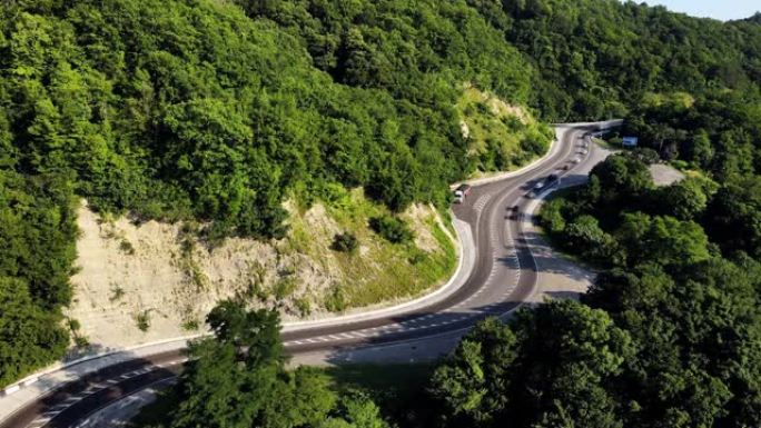 山区蜿蜒的道路蜿蜒山路车来车往车流延时