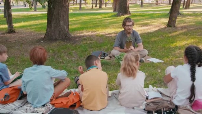 男子在公园里教好奇的孩子