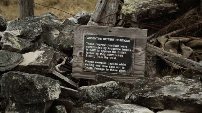 1982年马岛战争期间，位于马岛首府斯坦利港附近的朗登山的阿根廷炮台阵地上的废墟战壕。近距离，4K分
