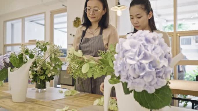 亚洲年轻花店学习插花艺术的视频
