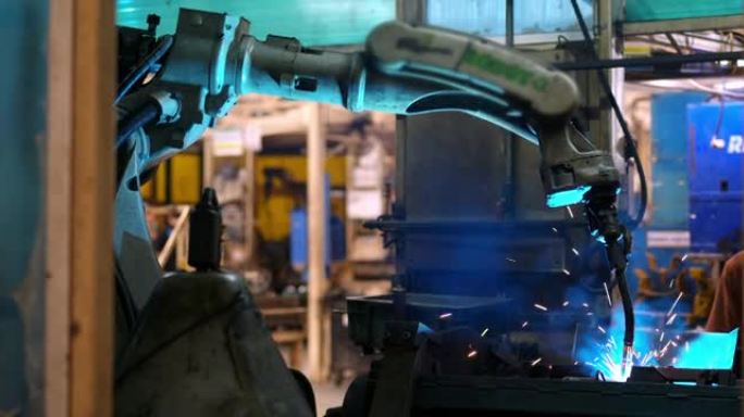 智能工业机器人手臂是数字化工厂生产技术焊接试运行程序。行业4.0概念。