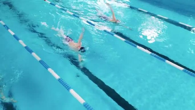 运动员使用蛙泳技术游泳