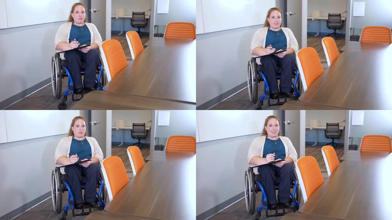 坐在轮椅上的女人在办公室会议室聊天